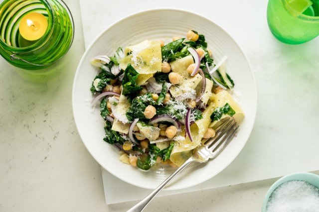 Chickpea_garlick_wilted_spinach_salad-1838